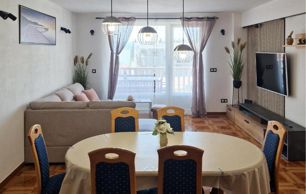 2 Bedroom Cozy Apartment In Omis