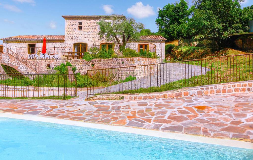 una casa con piscina delante de una casa en Nice Home In St Cirgues De Prades With Private Swimming Pool, Can Be Inside Or Outside, en Jaujac