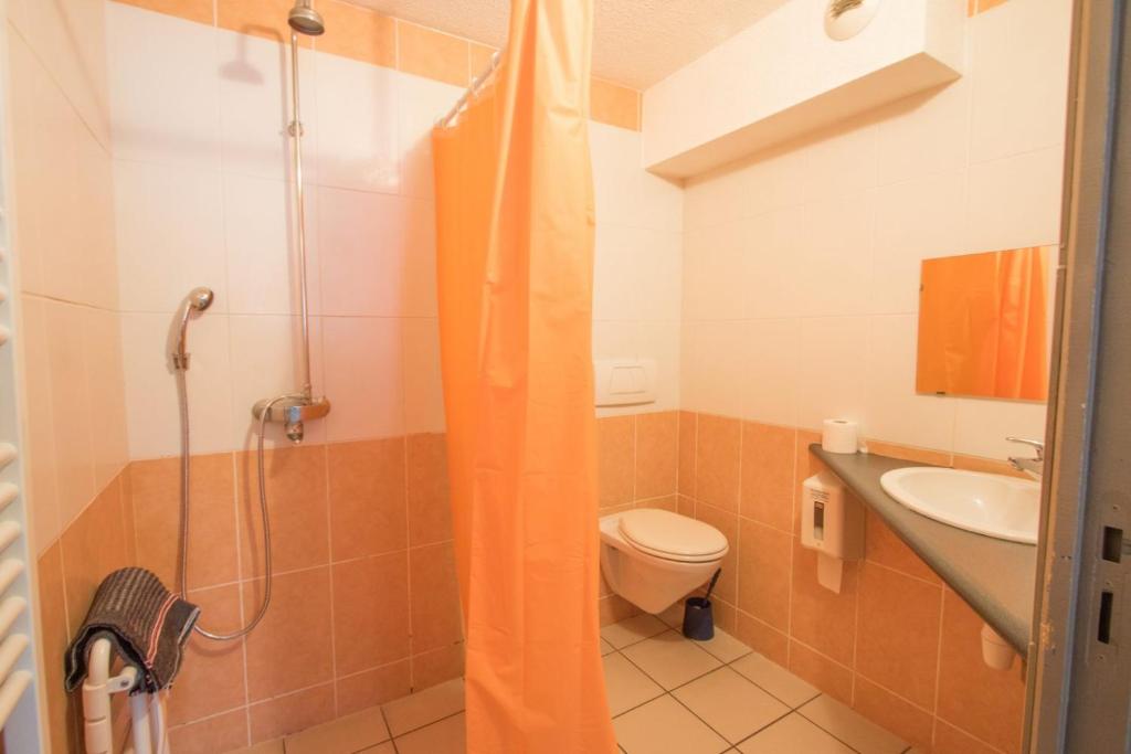 Et badeværelse på Gîte Au Fil de l'Eau