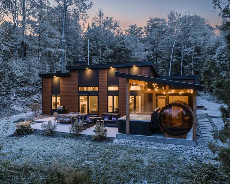 ein Haus im Wald mit einem runden Haus in der Unterkunft Spa and Sauna - Le Van Gogh in Chertsey