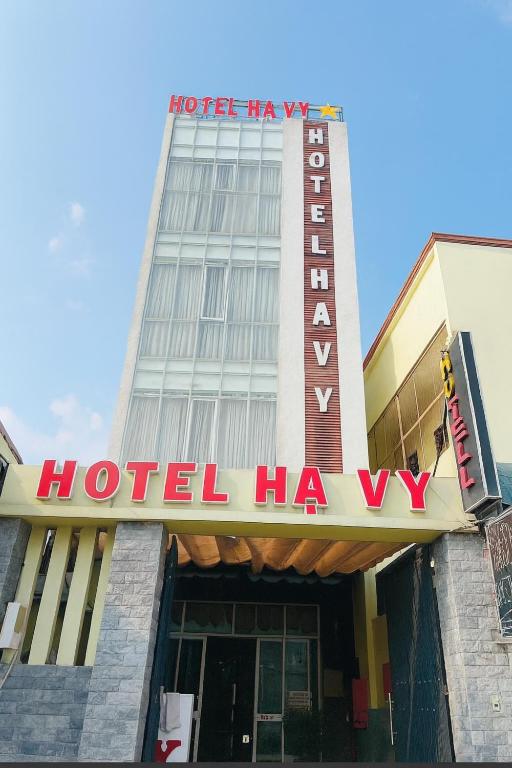 ein Hotel-Hadley-Schild vor einem Gebäude in der Unterkunft Hạ Vy Hotel Hồ Chí Minh in Ho-Chi-Minh-Stadt