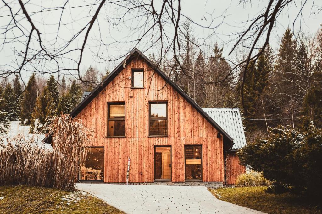 a wooden house with a black roof at Rycerki Dom na Szlaku in Rajcza