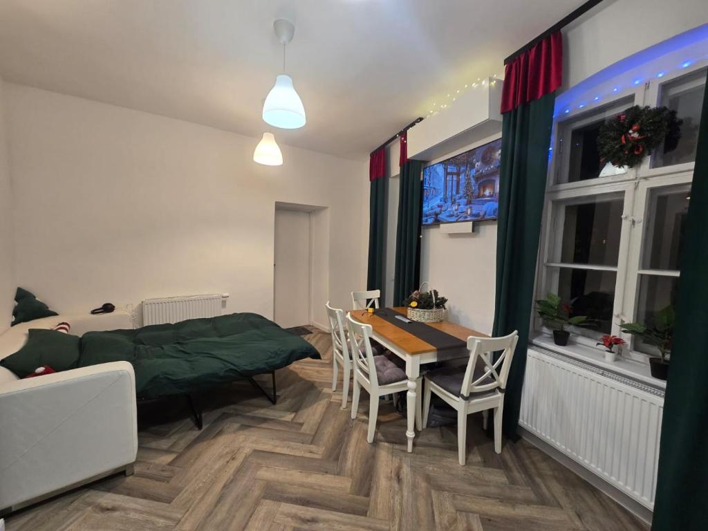 Μια τηλεόραση ή/και κέντρο ψυχαγωγίας στο Apartament Harmonia SKI-BUS 2 łazienki