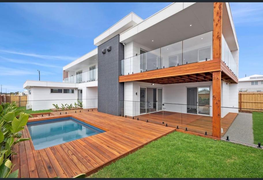 Hồ bơi trong/gần Beach Escape with Heated Pool and Coastal Comfort