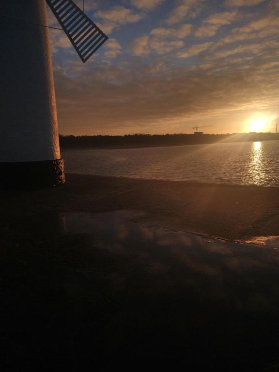 斯维诺乌伊希切Komfortowa kawalerka w dobrym miejscu的享有大海美景和日落美景