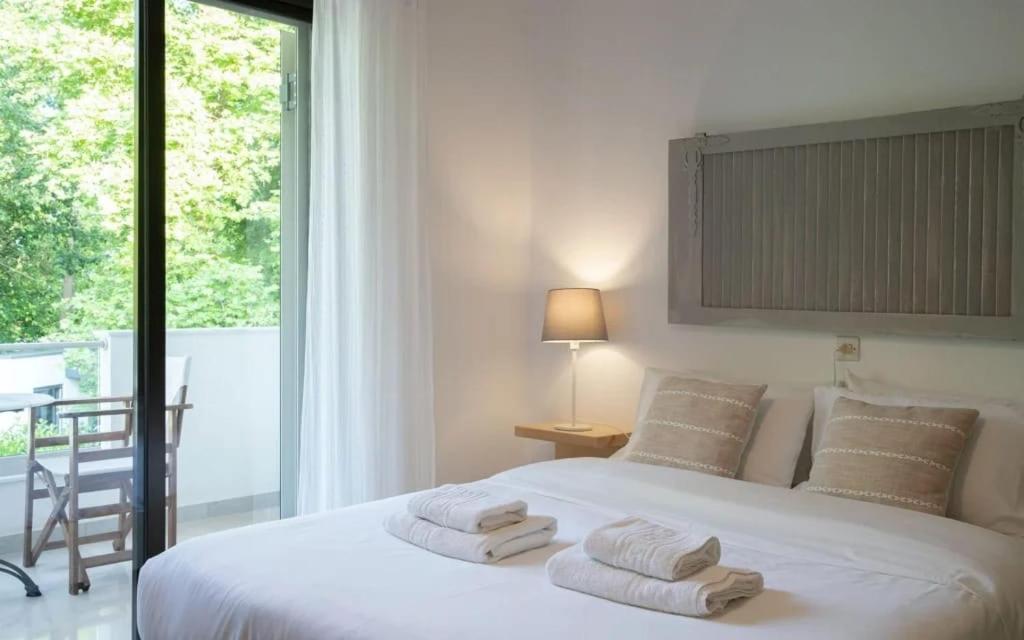 Un dormitorio con una cama blanca con toallas. en Leafy Haven Villa, en Liyanegoda
