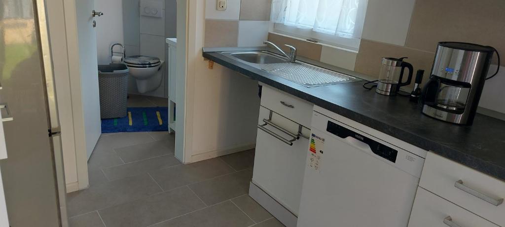 Nhà bếp/bếp nhỏ tại Ferienwohnung Schmidtke