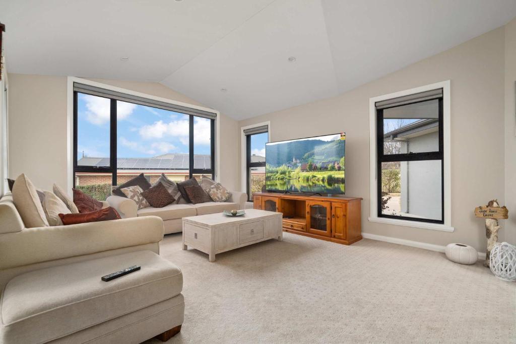 Una gran sala de estar con un sofá y una mesa. en Beautiful Spacious Home in a Serene Setting, en Eglinton