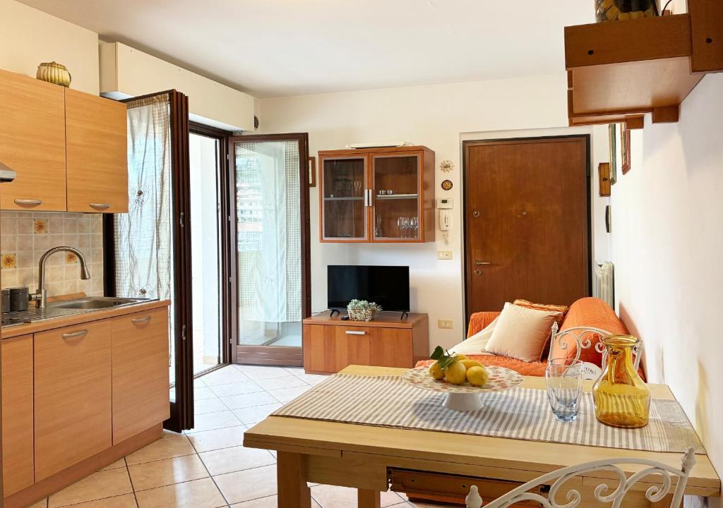 een keuken en een woonkamer met een tafel bij Holihome Sofy Mare in Tortoreto Lido