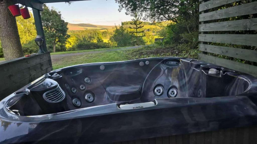 Una bañera negra con ojos pintados. en Hawick - House - Sleeps 9 - Hot Tub, en Denholm
