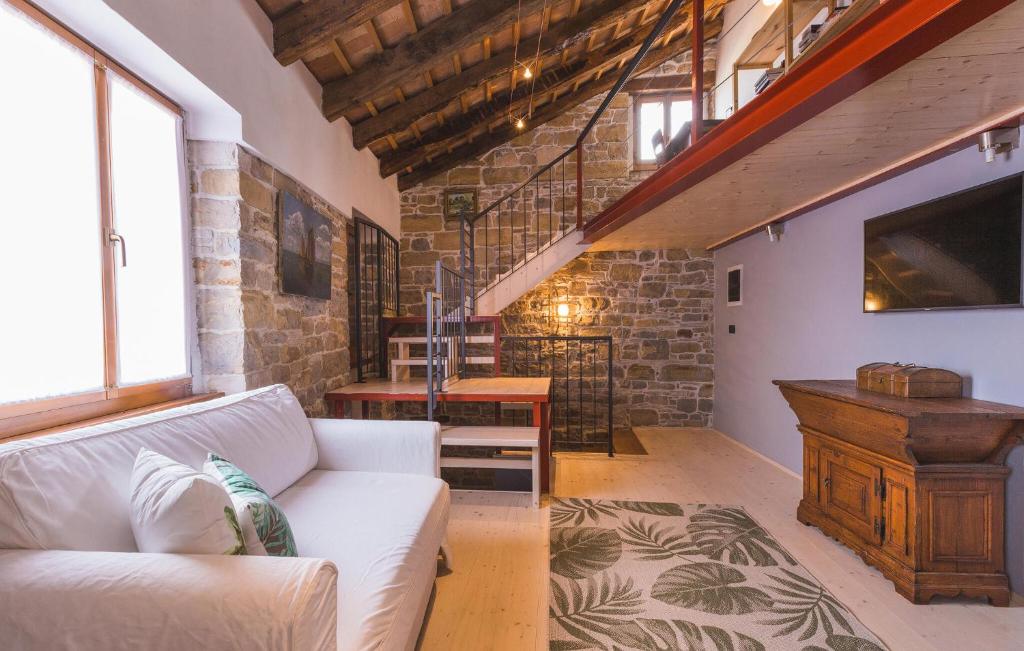 Χώρος καθιστικού στο Gorgeous Apartment In Oprtalj With Wifi