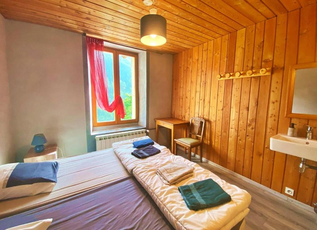 凯拉地区莫利讷CASA-Salon Bella Ciao Suite pour 5 personnes的一间卧室配有床、水槽和窗户