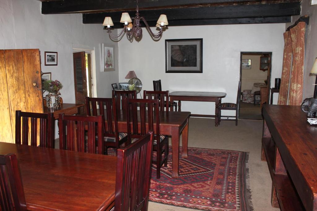 Posezení v ubytování Leeuwenbosch Shearers Lodge - Amakhala Game Reserve