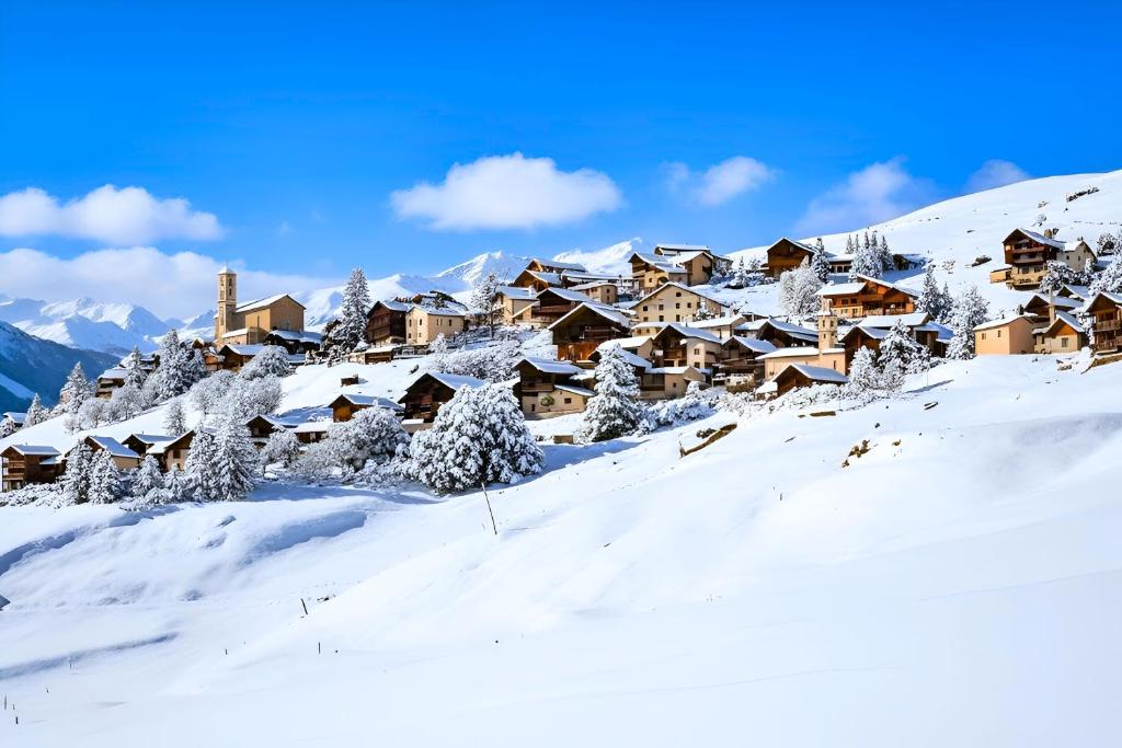 un lodge de esquí cubierto de nieve en una montaña en CASA-Lodge Otto Ore pour 2 personnes, en Molines-en-Queyras