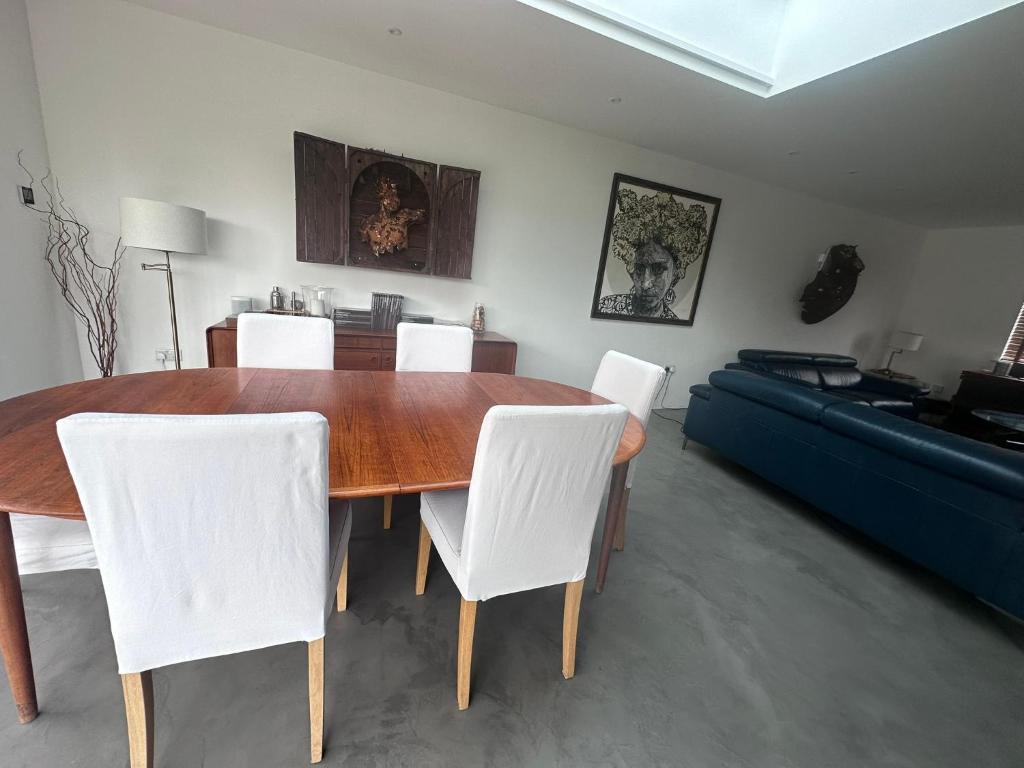 Χώρος καθιστικού στο COWES Detached House 3 mins walk from town