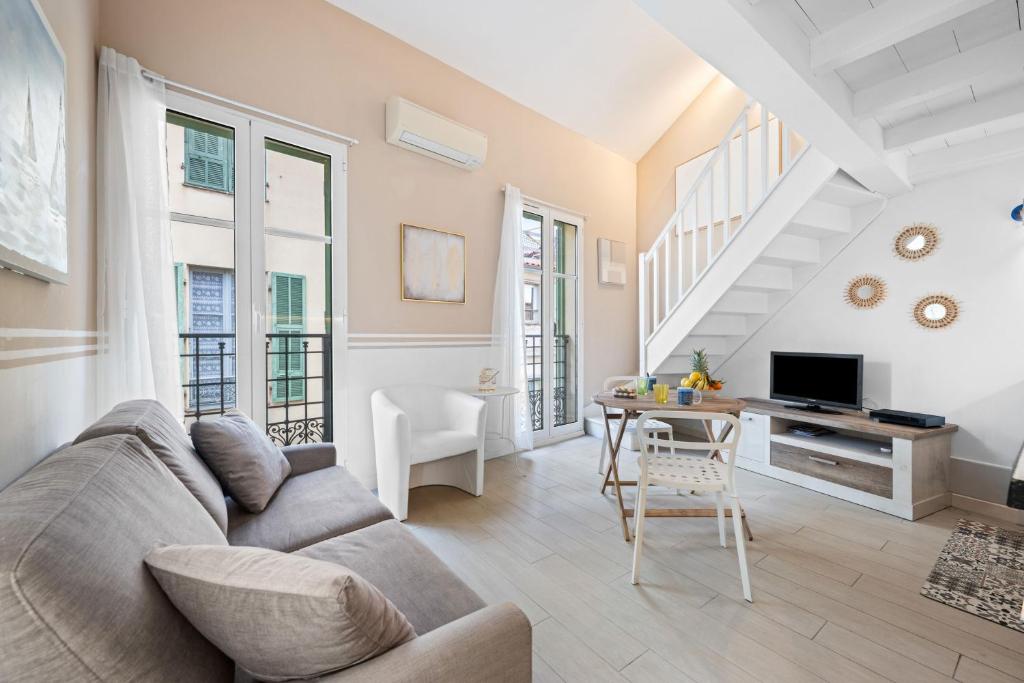a living room with a couch and a table at VILLA CARLA- Hyper Centre - Climatisation - Wifi in Menton