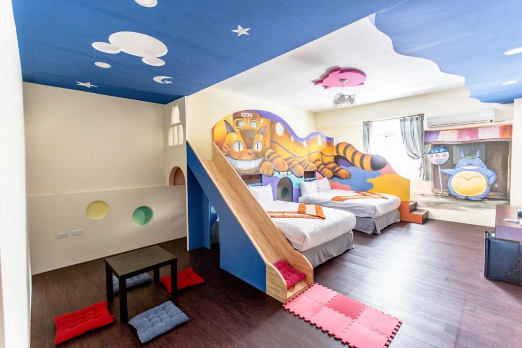 恆春的住宿－原漾旅店，一间儿童间,配有一张火车壁画