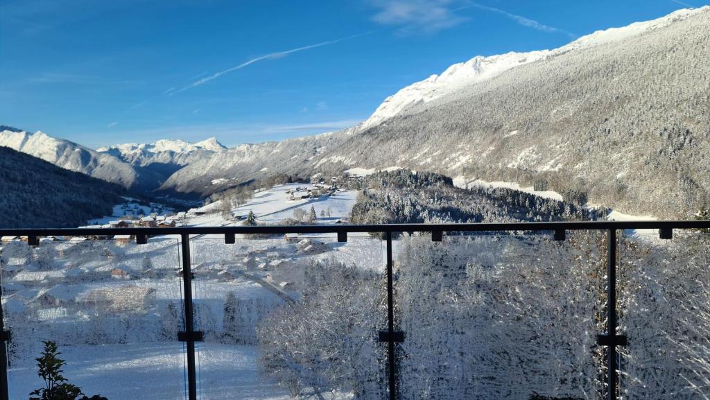 balcone con vista su una montagna innevata di Le Balcon des Aiguilles - vue montagne - AravisTour a Saint-Jean-de-Sixt
