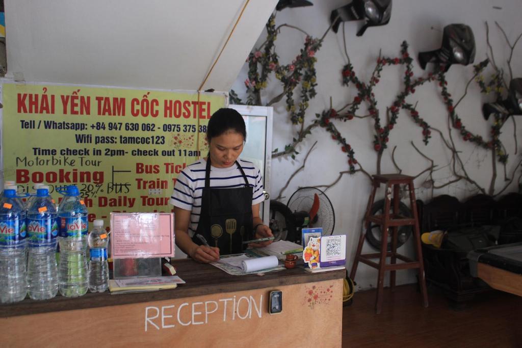 Eine Frau steht an einem Schalter am Zugang. in der Unterkunft Khai Yen Tam Coc Hostel in Ninh Bình