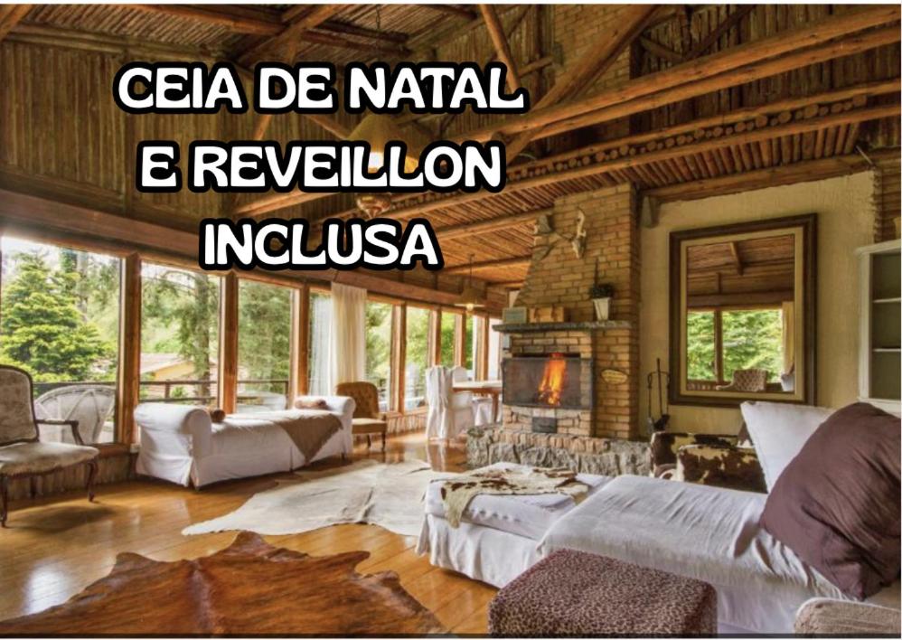 ein Wohnzimmer voller Möbel und einem Kamin in der Unterkunft Pousada Casa Mantiqueira - Próxima ao Capivarí e opções de Hidromassagem in Campos do Jordão