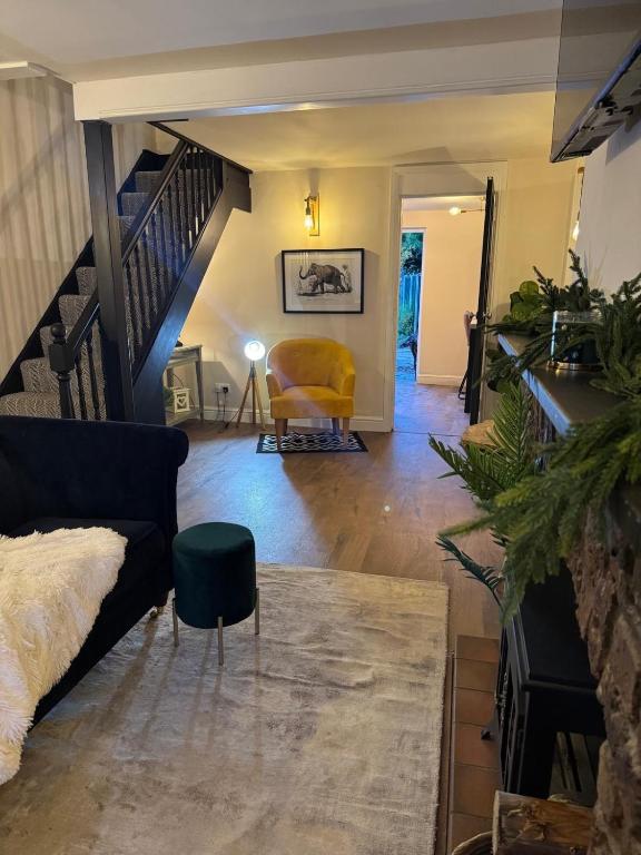 Et opholdsområde på Quirky 3 Bedroom Home From Home