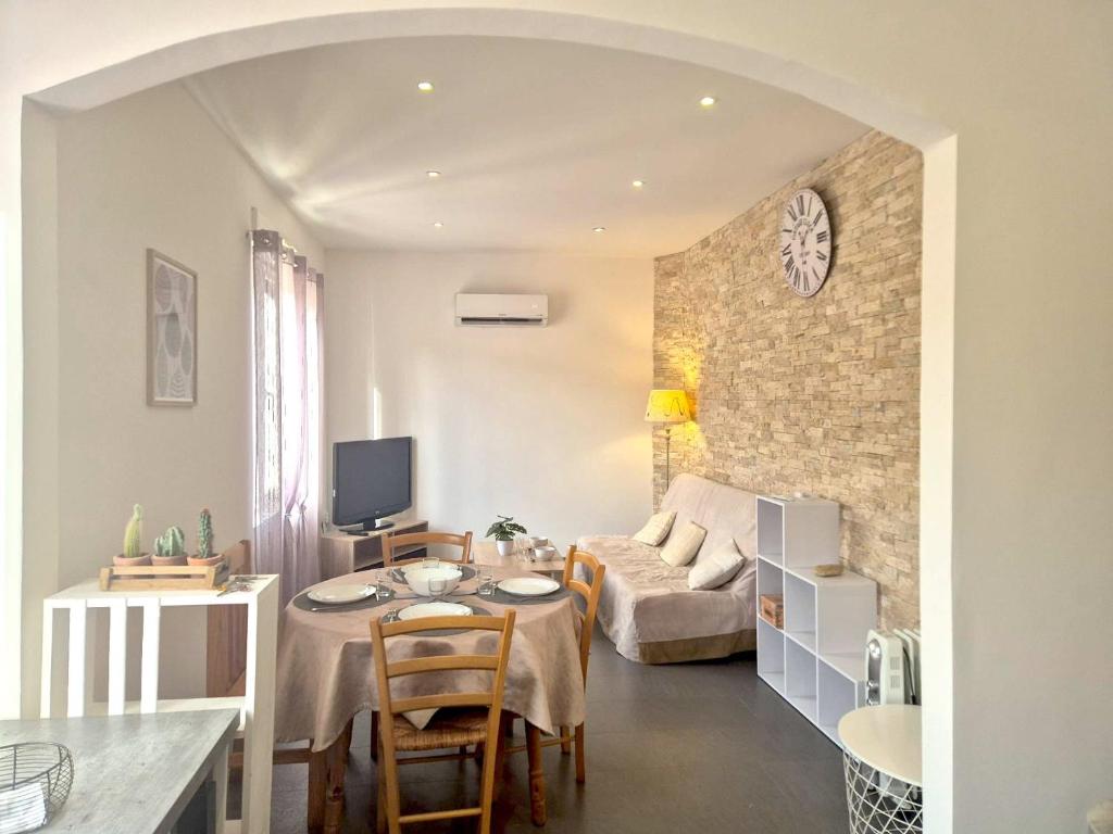 Χώρος καθιστικού στο La Perle Rémoise - Appartement cosy et lumineux