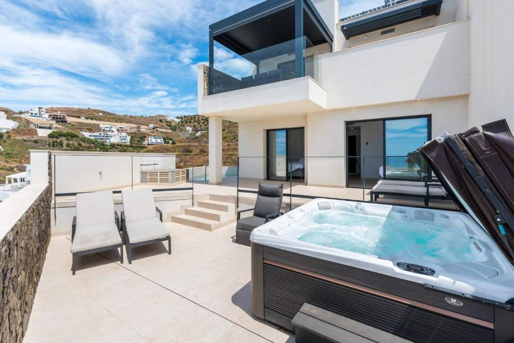 Luxury Villa with Private Pool and Hot Tub - access to gym, sauna & wellness centre