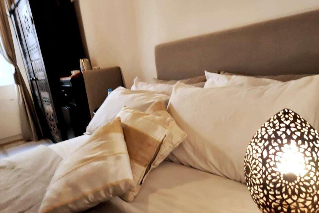 Postel nebo postele na pokoji v ubytování Riad de charme L'Oasis d'Essaouira - Chambre Luxe en Terrasse