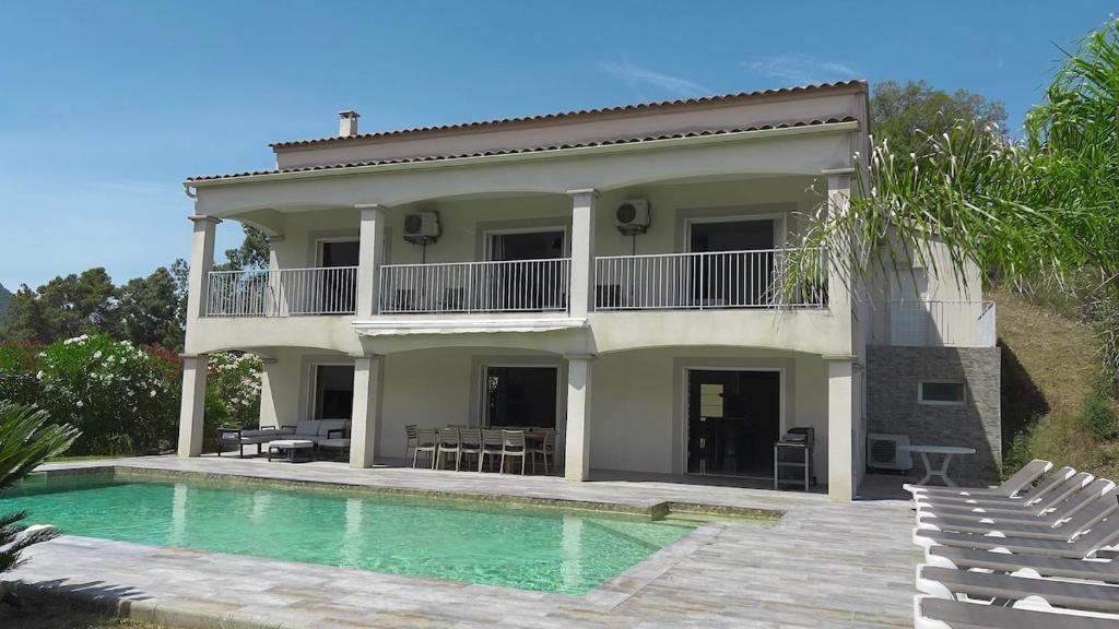 ein Haus mit einem Swimmingpool davor in der Unterkunft Villa 300m2 piscine chauffée et jacuzzi-spa de nage in 