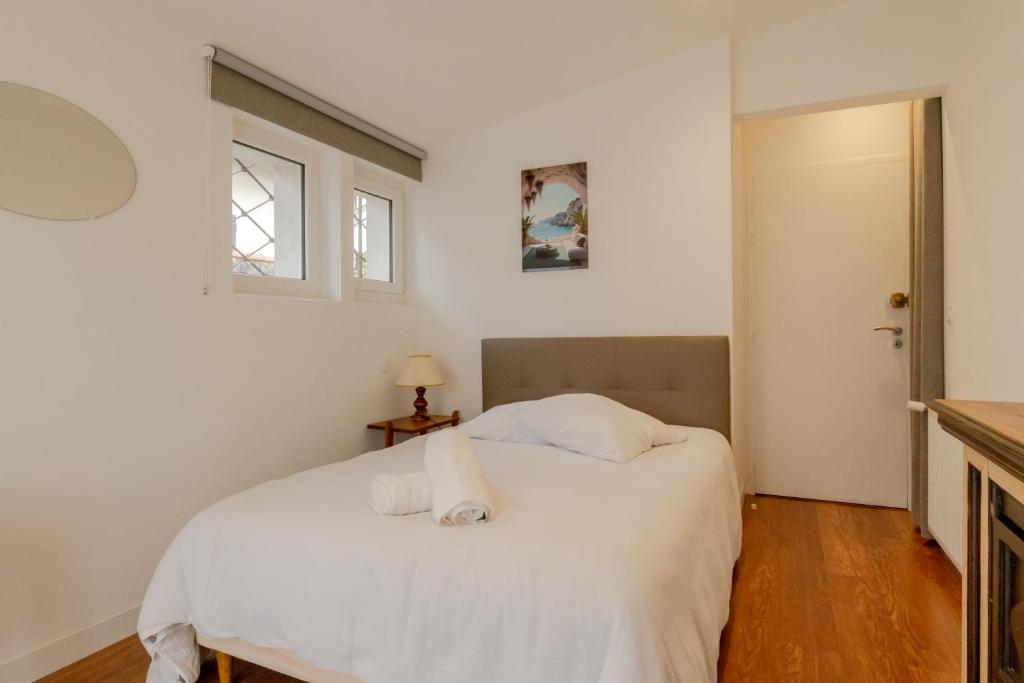 Ένα ή περισσότερα κρεβάτια σε δωμάτιο στο Villa Amistad - Glycine - centre - parking - jardin - logement partagé -