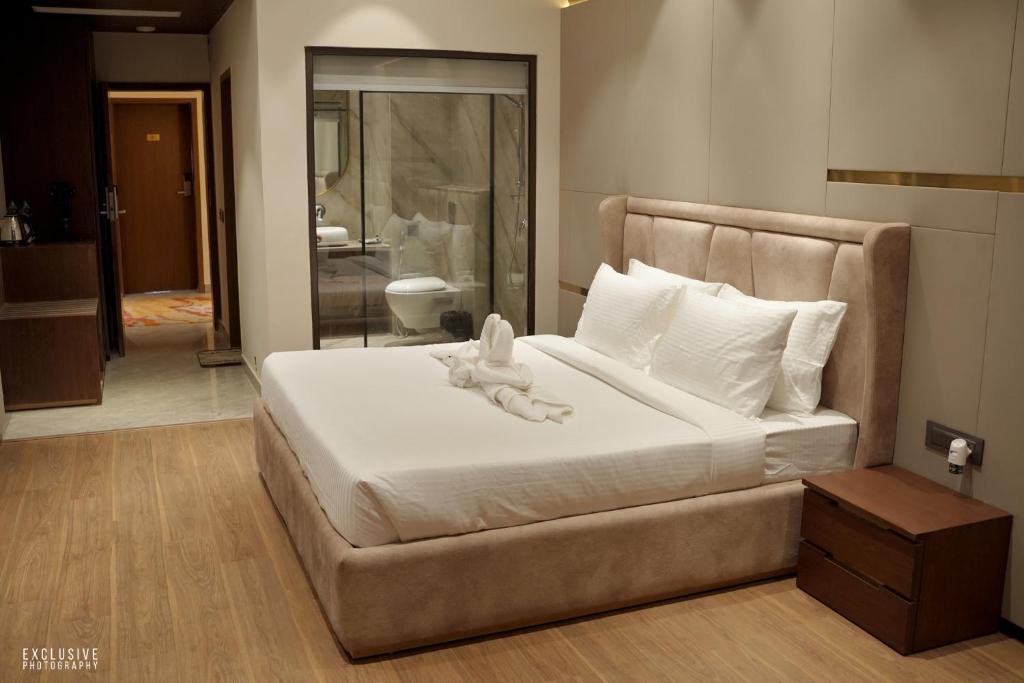 Majestic Castle في لوديانا: غرفة نوم بها سرير عليه حيوان محشو