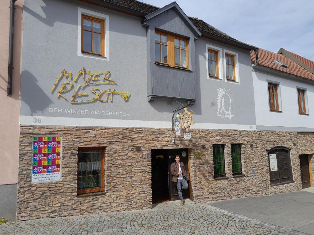 Ein Mann steht in der Tür eines Gebäudes in der Unterkunft Mein Wein Appartment in Krems an der Donau