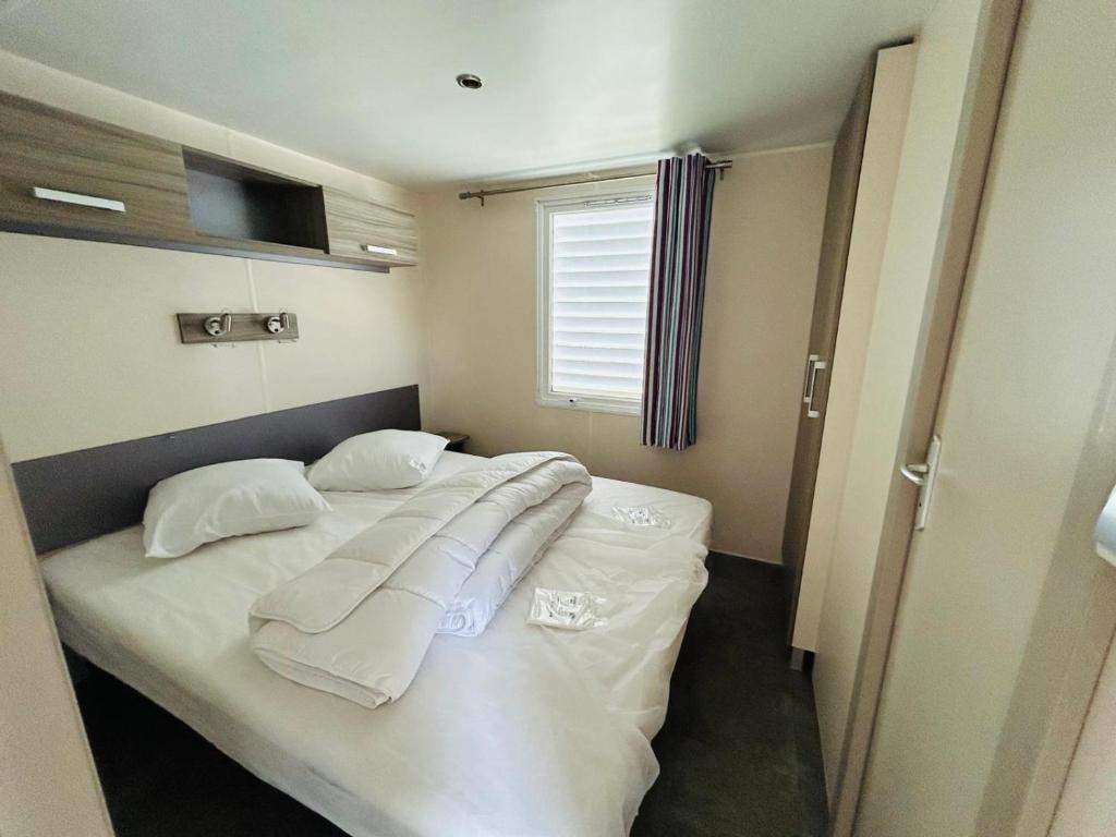 A bed or beds in a room at Camping Cristal d'Opale