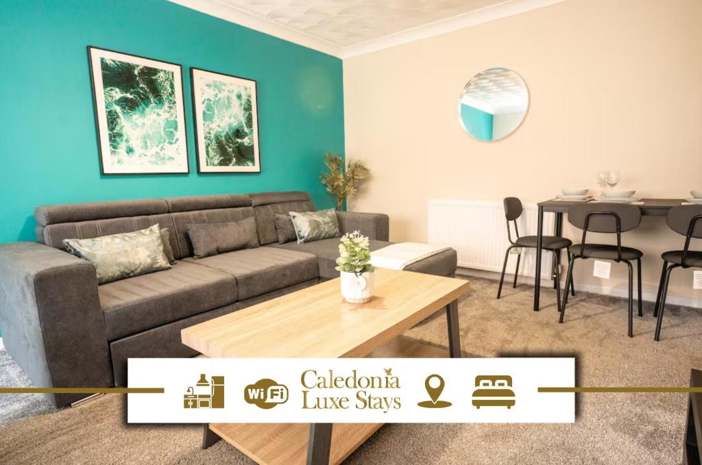 ein Wohnzimmer mit Sofa und Tisch in der Unterkunft Whitburn house in Whitburn