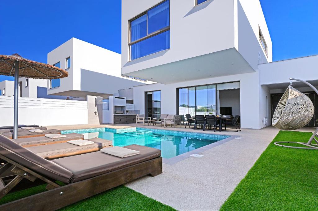 Swimmingpoolen hos eller tæt på Princess Margaret Luxury Villa