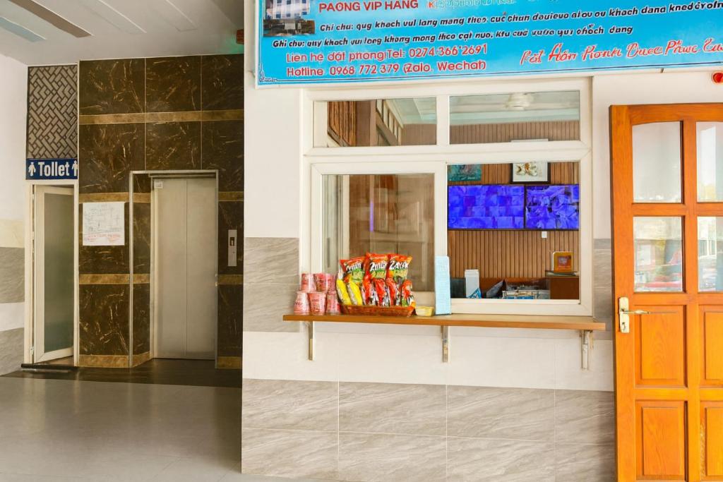 due immagini di un edificio con una porta di Thái Dương Hotel a Tân Hội