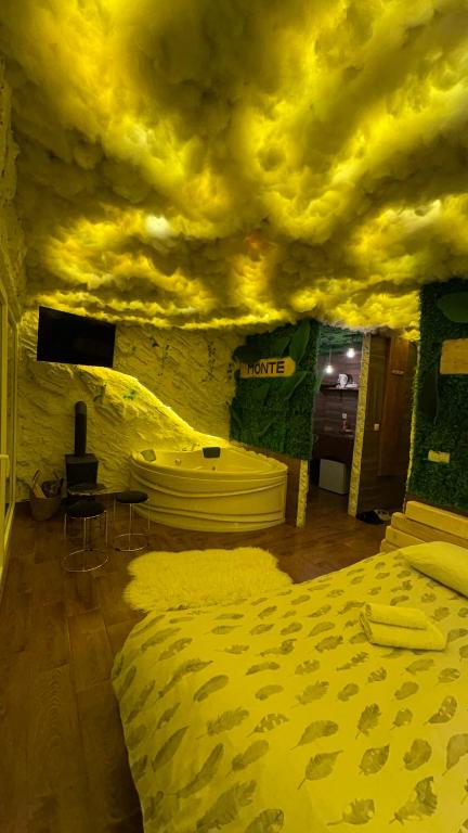 Romantic Chalet with Jacuzzi & Sauna 2- Trebević near Sarajevo في سراييفو: غرفة بها سرير وحوض استحمام وسحب