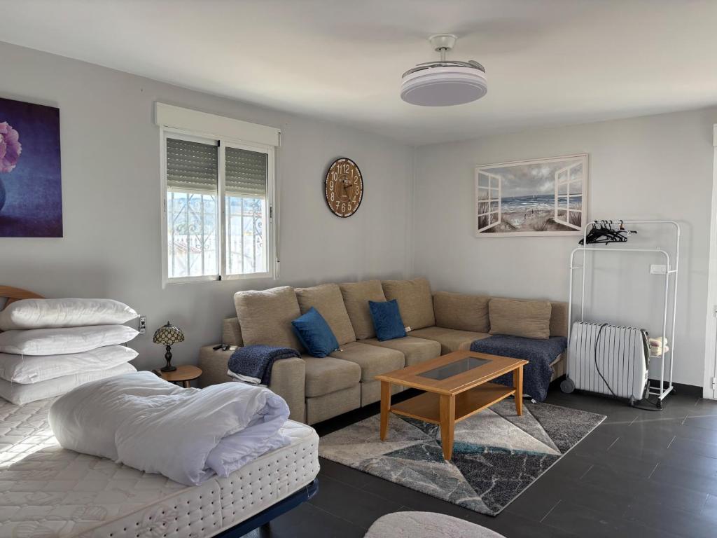 ein Wohnzimmer mit Sofa und Tisch in der Unterkunft Sunshine Studio Retreat in Arboleas in Arboleas