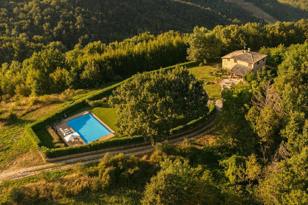 uma vista aérea de uma propriedade com piscina em Villa Nasca - Paesaggi e Piscina privata em Castelraimondo