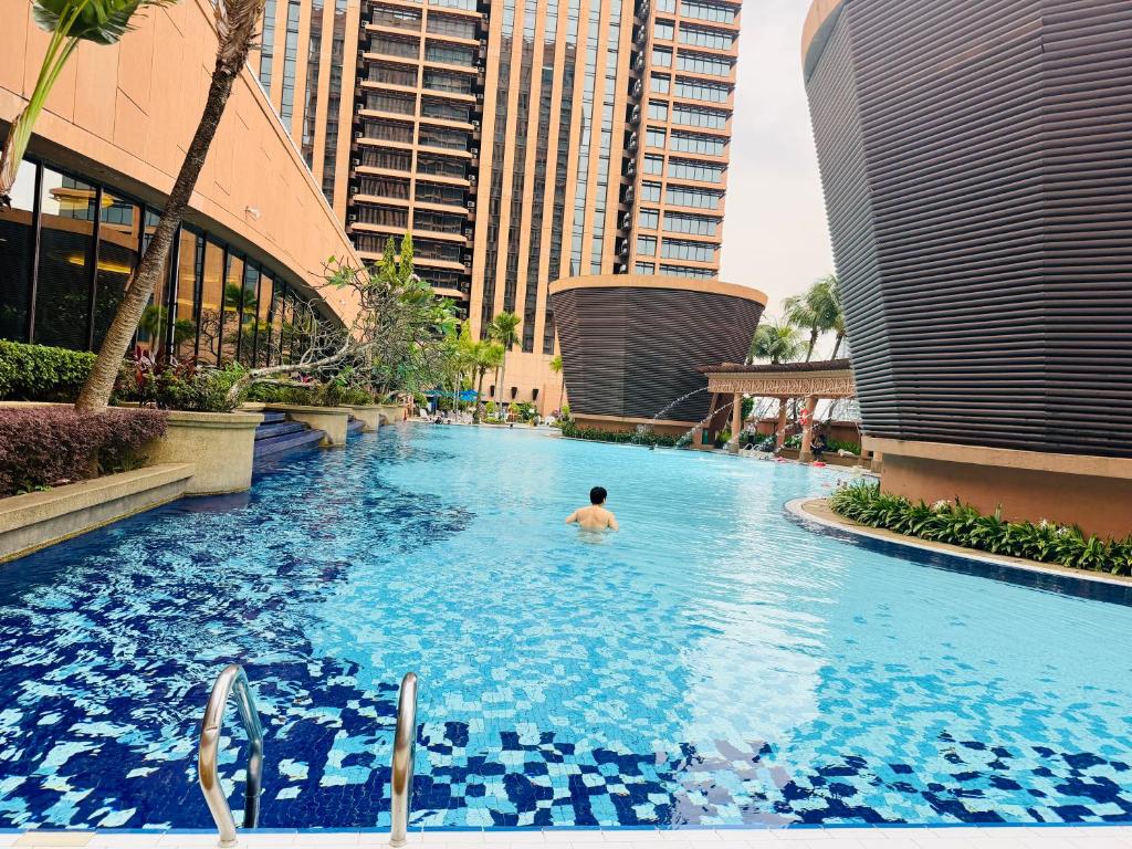 Swimmingpoolen hos eller tæt på Maju Suites Berjaya Times Square