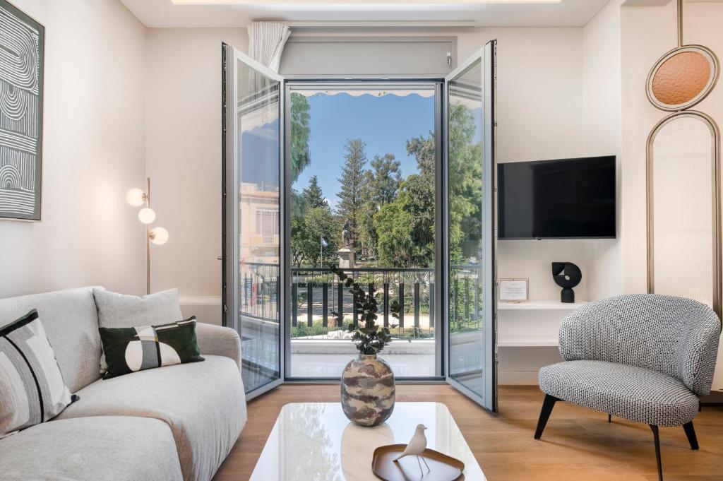 un soggiorno con un divano e una TV di Mk Luxury Apartment a Nauplia