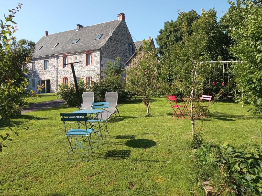 un tavolo e sedie nel cortile di una casa di Entre Dômes et Sancy - Le moderne a Perpezat