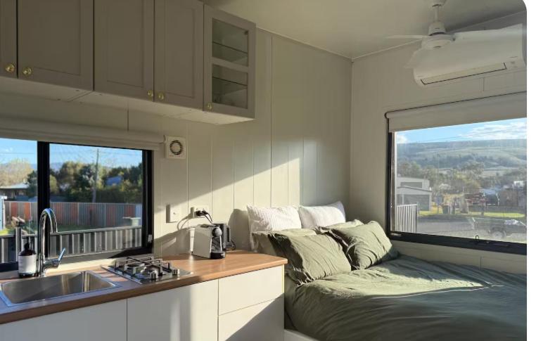 Willow TreeA little Piece of Heaven in Willow Tree的拖车里有带沙发和水槽的厨房