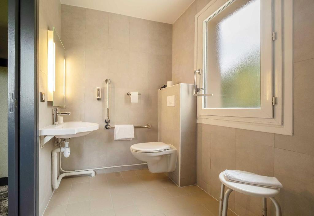 B&B HOTEL Niort Sud Venise Verte - Chambre Double - Accès Personnes Handicapées