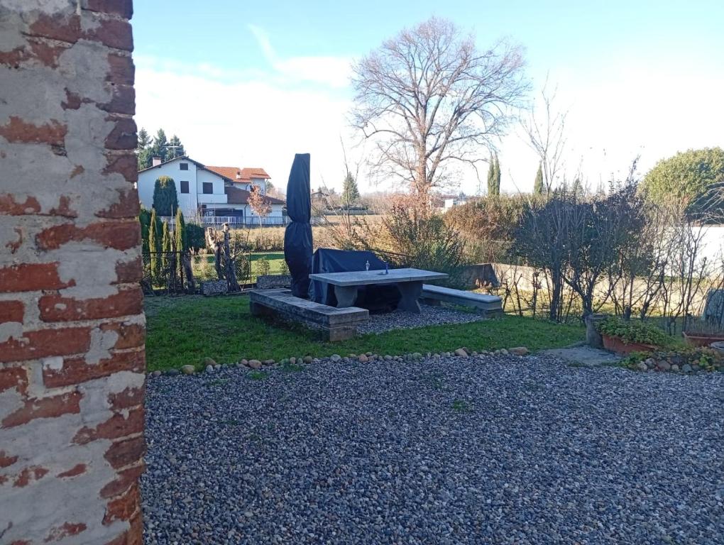 a picnic table and a bench in a yard at Malpensa monolocale indipendente in Samarate