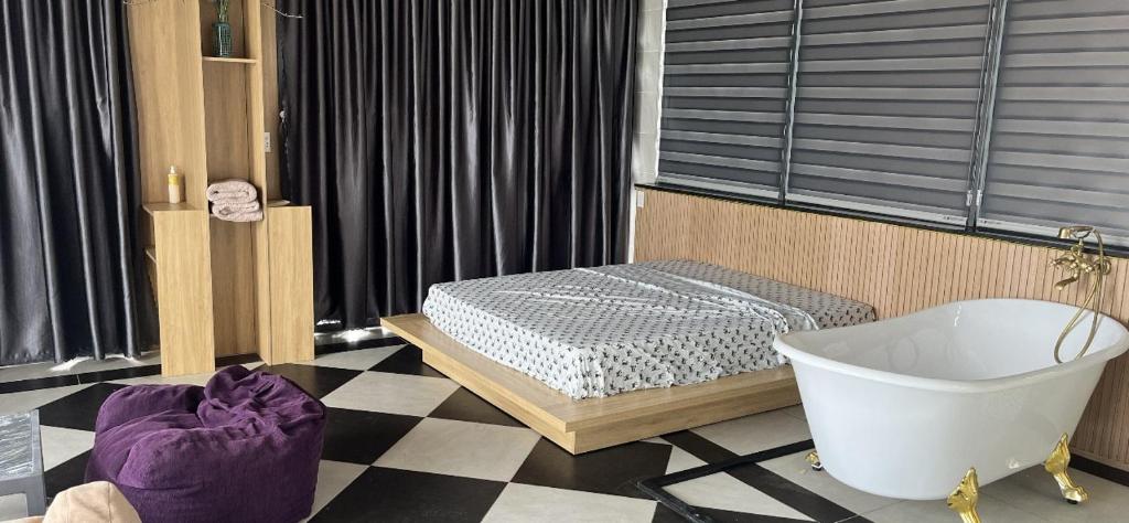 Tây NinhRooftop villa hien dai 2 người的带浴缸和床的客房