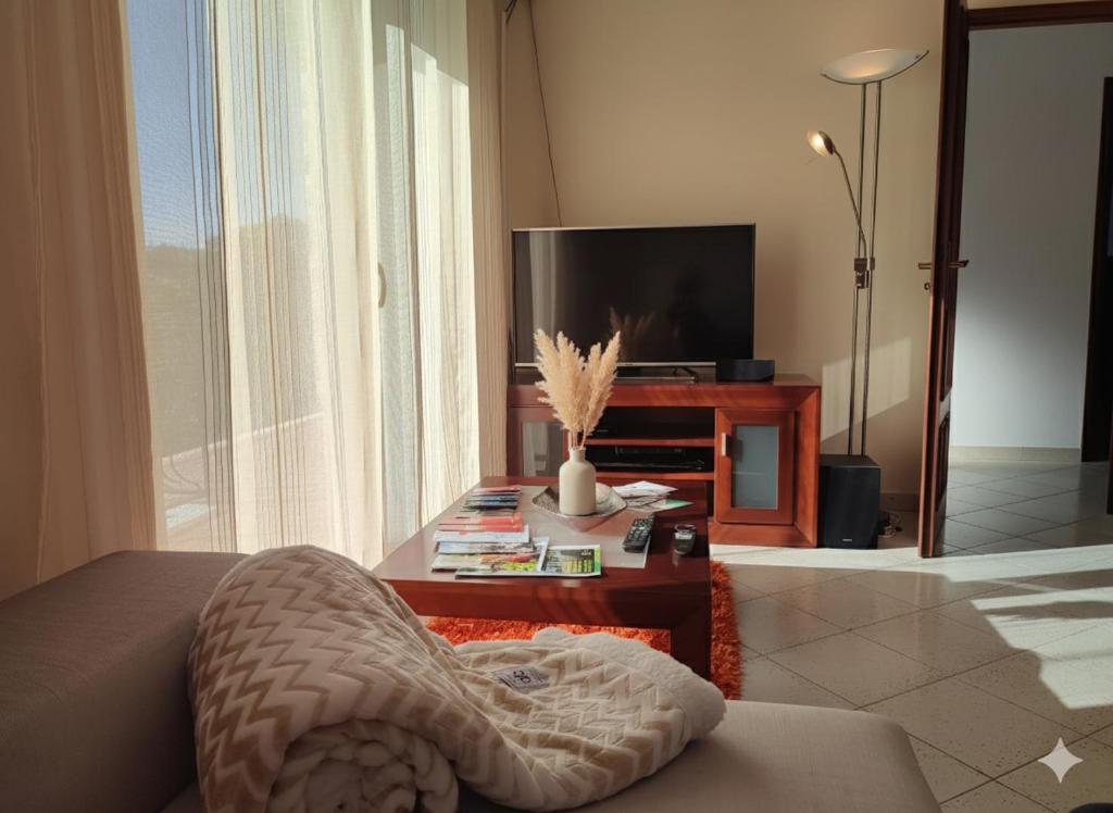 Μια τηλεόραση ή/και κέντρο ψυχαγωγίας στο Casa dos Fetos Varanda Panorâmica & Natureza