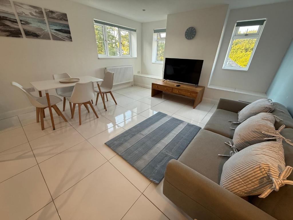 ein Wohnzimmer mit Sofa und Tisch in der Unterkunft The Chepstow Hive in Chepstow