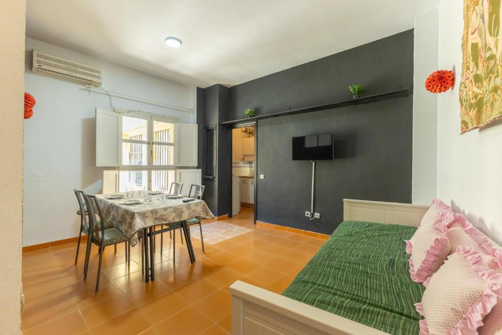 Zimmer mit einem Tisch und einem Esszimmer in der Unterkunft Conde Center Premium Suites in Sevilla