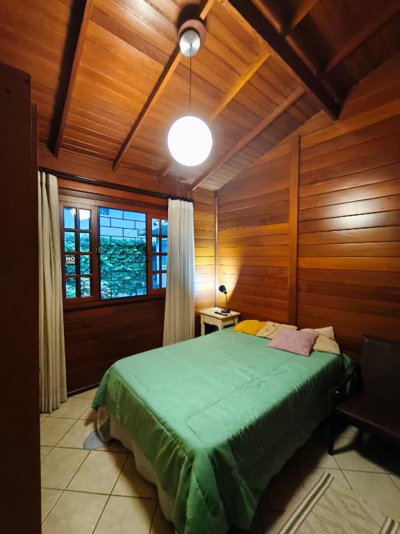 Postel nebo postele na pokoji v ubytování Quarto com cama de casal e banheiro privativo